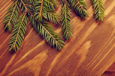 Ahşap arka planda köknar dalları, Yeni Yıl konsepti 