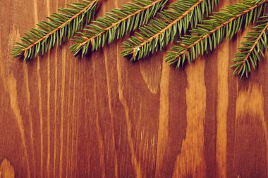 Ahşap arka planda köknar dalları, Yeni Yıl konsepti 