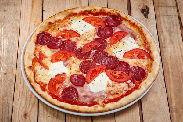 Varm Pizza Trä Bakgrund Nära Utsikt — Stockfoto