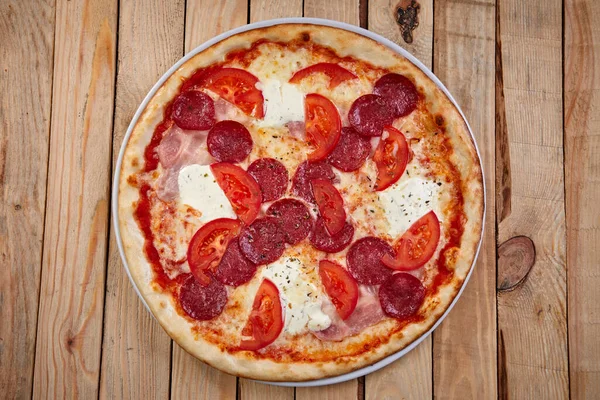 Varm Pizza Trä Bakgrund Nära Utsikt — Stockfoto