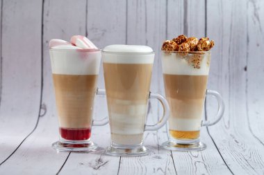 Kahve kadehleri ahşap arka planda, yakın manzarada. 