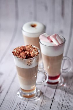 Kahve kadehleri ahşap arka planda, yakın manzarada. 