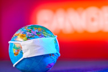  Dünya 'daki cerrahi maske modeli. Coronavirus Konsepti  