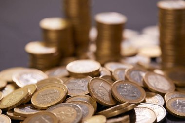 Avro paraları üst üste yığılmış. Para kavramı