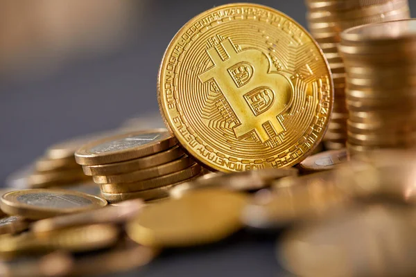 Bitcoin Euromunten Elkaar Gestapeld Begrip Geld — Stockfoto