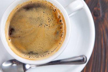 Ahşap arka planda bir fincan kahve, yakın görüş. 