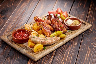 Tahta kesme tahtasındaki mezeler, yakın görüş. 