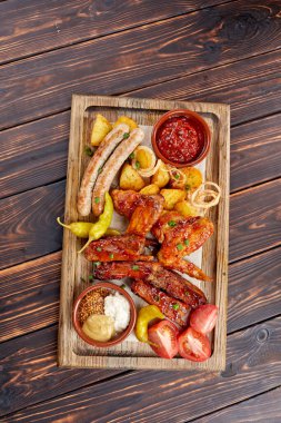 Tahta kesme tahtasındaki mezeler, yakın görüş. 