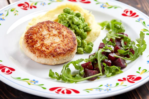 Schnitzel Mit Kartoffelpüree Und Salat Auf Weißem Teller Nahsicht — Stockfoto