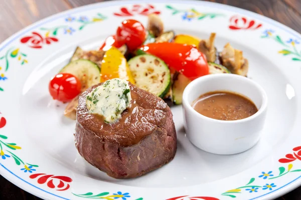 Steak Mit Gegrilltem Gemüse Auf Weißem Teller Nahsicht — Stockfoto