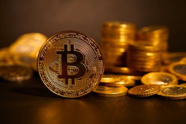 Avrupa sikkeleri ile altın bitcoin, kripto para birimi için kavramsal görüntü