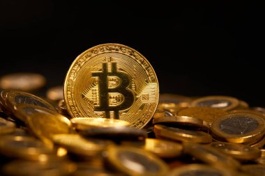 Avrupa sikkeleri ile altın bitcoin, kripto para birimi için kavramsal görüntü