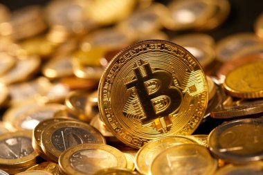 Avrupa sikkeleri ile altın bitcoin, kripto para birimi için kavramsal görüntü