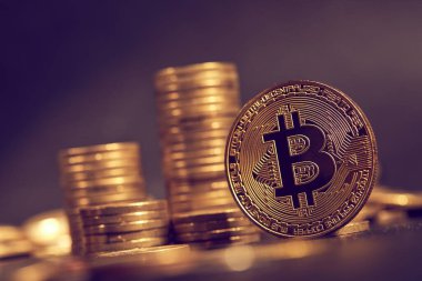Avrupa sikkeleri ile altın bitcoin, kripto para birimi için kavramsal görüntü