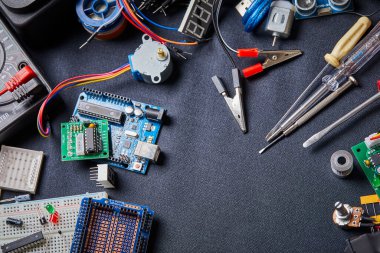 Siyah arkaplanda elektronik pano ve araç onarımları