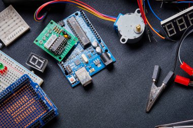 Siyah arkaplanda elektronik pano ve araç onarımları