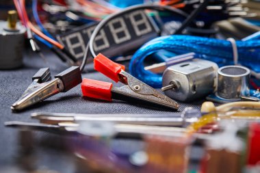 Siyah arkaplanda elektronik pano ve araç onarımları