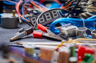 Siyah arkaplanda elektronik pano ve araç onarımları