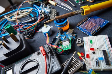 Siyah arkaplanda elektronik pano ve araç onarımları