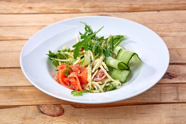 Taze sebzeli tuzlu somon balığı, yakın görüş. 