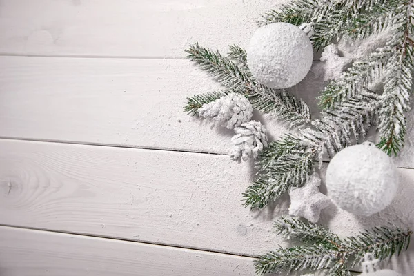 Śnieżne Gałęzie Choinkowe Dekoracjami Tle Stołu — Zdjęcie stockowe