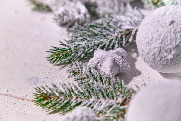 Ramos Árvore Natal Nevado Com Decorações Fundo Mesa — Fotografia de Stock