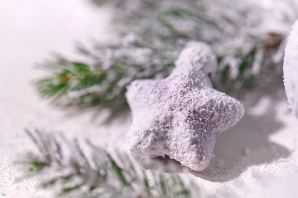 Besneeuwde Kerstboom Takken Met Decoratie Tafel Achtergrond — Stockfoto