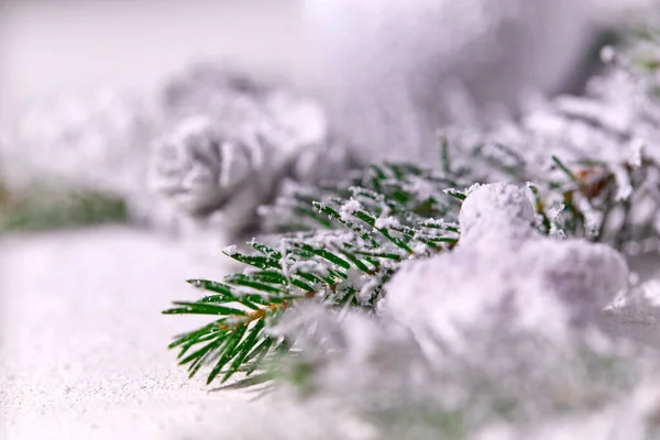 Snöig Julgran Grenar Med Dekoration Bordet Bakgrund — Stockfoto