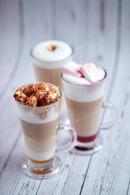 Kahve kadehleri ahşap arka planda, yakın manzarada. 