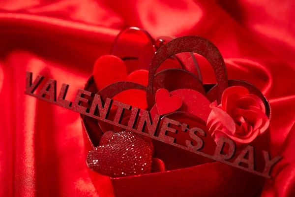 Decoraciones Del Día San Valentín Tela Seda Roja Concepto Romántico —  Fotos de Stock