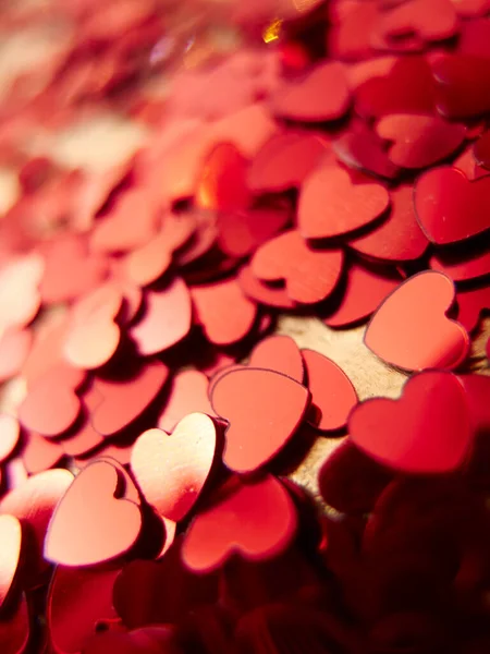 Červená Srdce Konfety Zlatém Pozadí Romantický Koncept — Stock fotografie