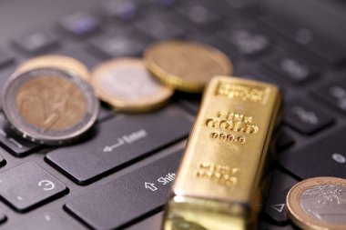 para sikkeleri dizüstü bilgisayarda altın çubuk, yakın görünüm 