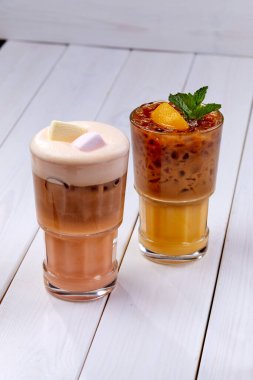 Tahta arka planda gözlüklü yaz kokteyli