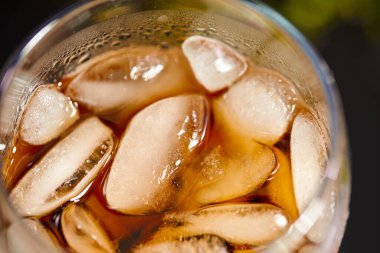  Kola içerken buz küpleri, yakın görüş.   