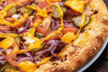 Tahta arka planda pizza tabağı, yakın görüş. 