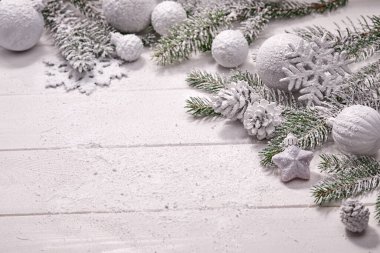 Masada beyaz toplarla Noel süslemesi, yakın görüş 