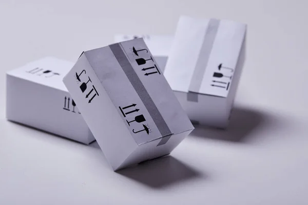 Caixas Embalagem Entrega Isolado Fundo Branco Vista Perto — Fotografia de Stock