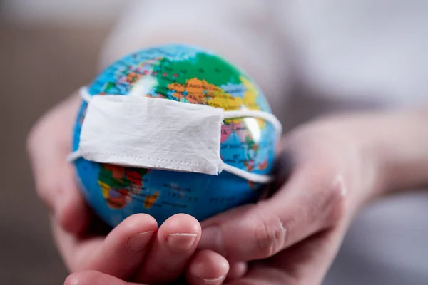 Mujer Sosteniendo Globo Con Máscara Protectora —  Fotos de Stock