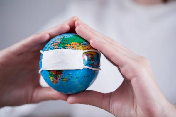 Mulher Segurando Globo Com Máscara Protetora — Fotografia de Stock