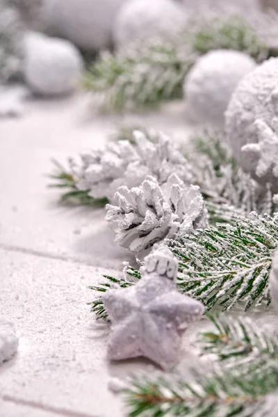Decoración Navidad Con Bolas Blancas Mesa Vista Cercana —  Fotos de Stock