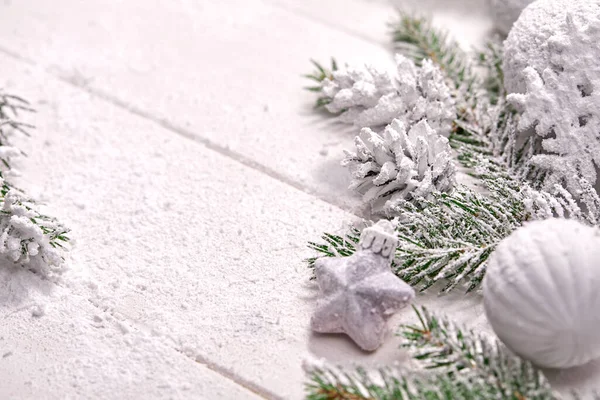 Juldekoration Med Vita Bollar Bordet Nära Utsikt — Stockfoto