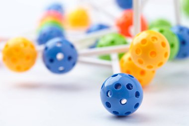 Beyaz arkaplanda moleküler yapı izole edildi, yakın görünüm 