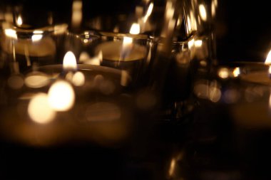 Koyu arkaplanda mum ışıkları, yakın görünüm 