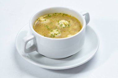 Beyaz kasede köfteli çorba, yakın görüş. 