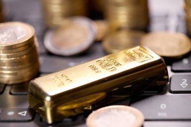 para sikkeleri dizüstü bilgisayarda altın çubuk, yakın görünüm 