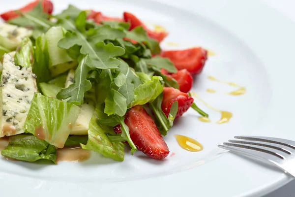 Salad Strawberries Sauce White Plate Close View — Stock Photo, Image