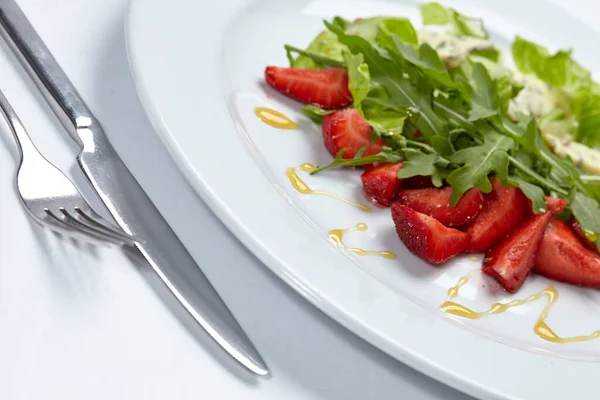 草莓沙拉 白盘酱汁 — 图库照片