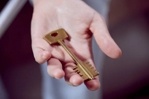 Großaufnahme Einer Männlichen Hand Mit Goldenem Schlüssel — Stockfoto