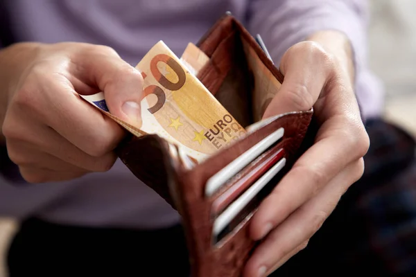 お金で財布を持つ男性の手 — ストック写真