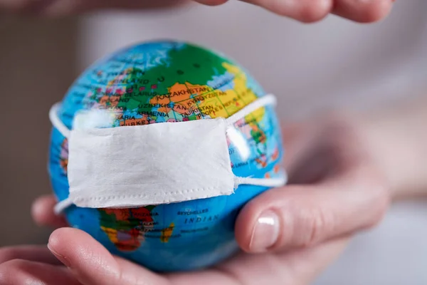 Mujer Sosteniendo Globo Con Máscara Protectora — Foto de Stock